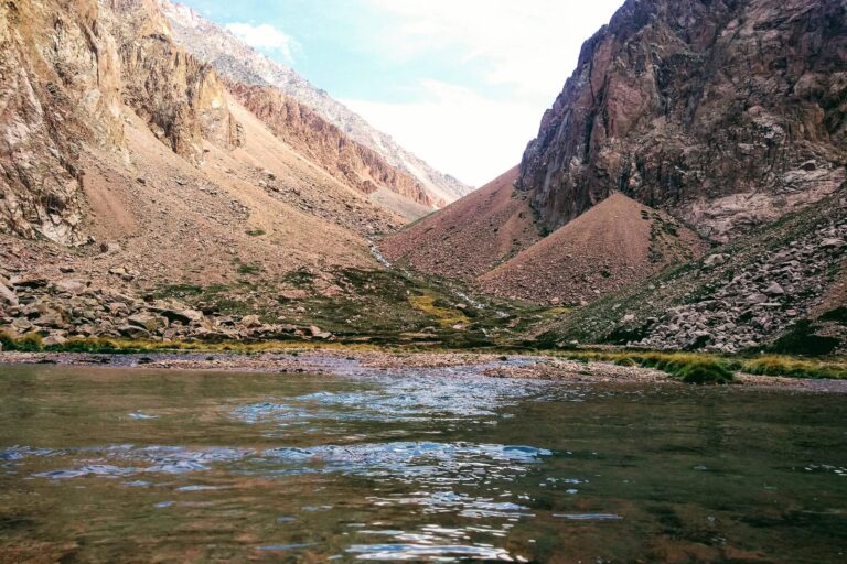 Imagen panoramica del segundo tapon del cajon de los arenales vista desde la laguna