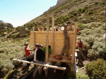 Grupo de personas construyendo un baño seco